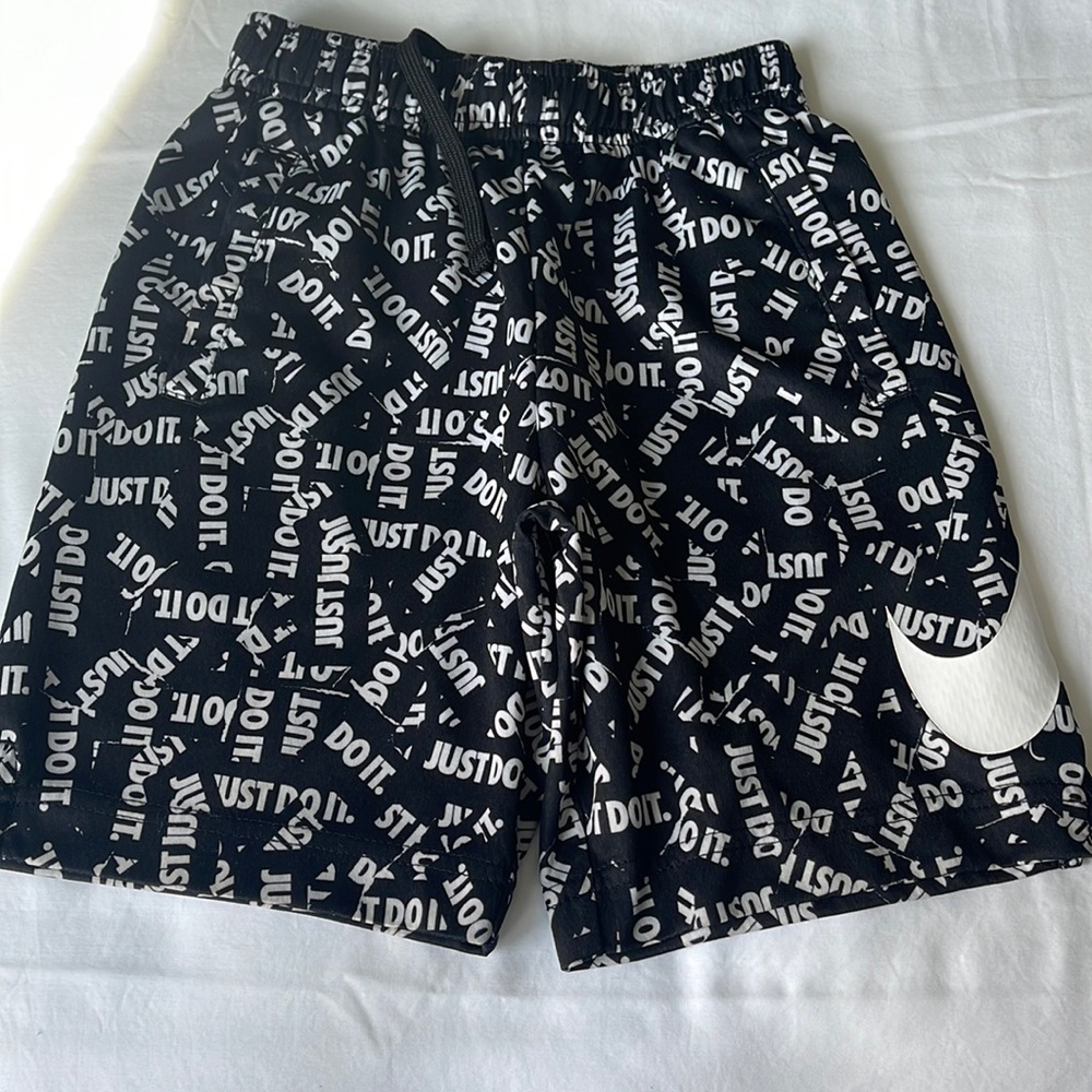 Like New Nike Boys Size 6 shorts w/ logo patter